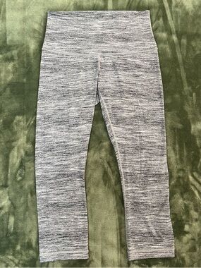 LULULEMON - Heather Gray Active Cropped Leggings